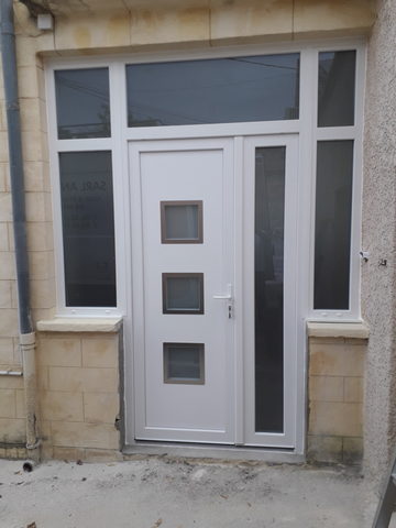 Installation d'une porte d'entrée en aluminium à Connaux