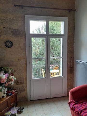 Porte-fenêtre en bois laqué bicouleur à Uzès - Intérieur blanc, extérieur vert