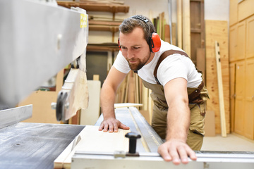 Artisan menuisier pour réaliser vos travaux