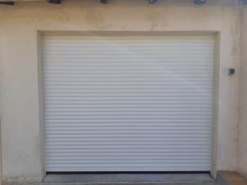 Porte-de-garage-enroulable-blanche-1