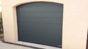 Porte de garage sectionnelle motorisée gris anthracite