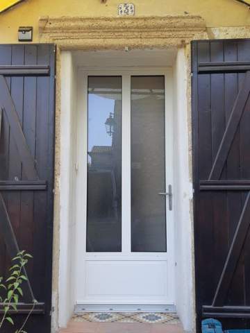 Porte-dentrée-en-bois-blanc-rotated