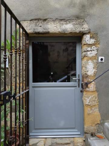 Porte d'entrée en bois semi-vitrée