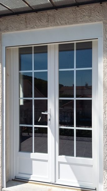 Porte-fenêtre PVC avec petits bois et volet roulant intégrés