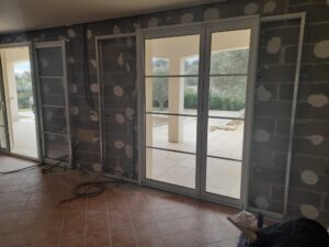 installlation de coulissants à galandage en aluminium à Uzès