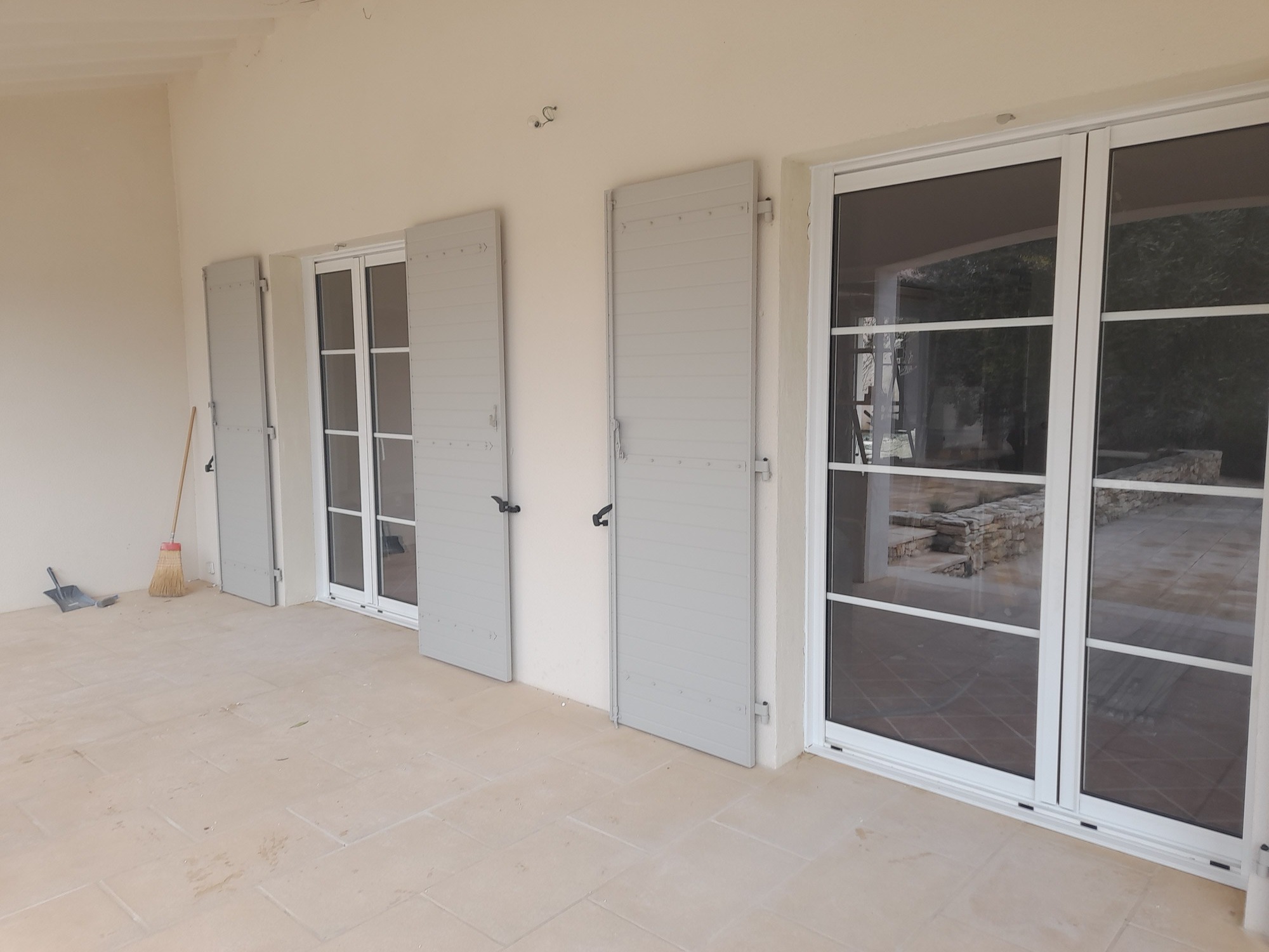 installlation de coulissants à galandage en aluminium à Uzès