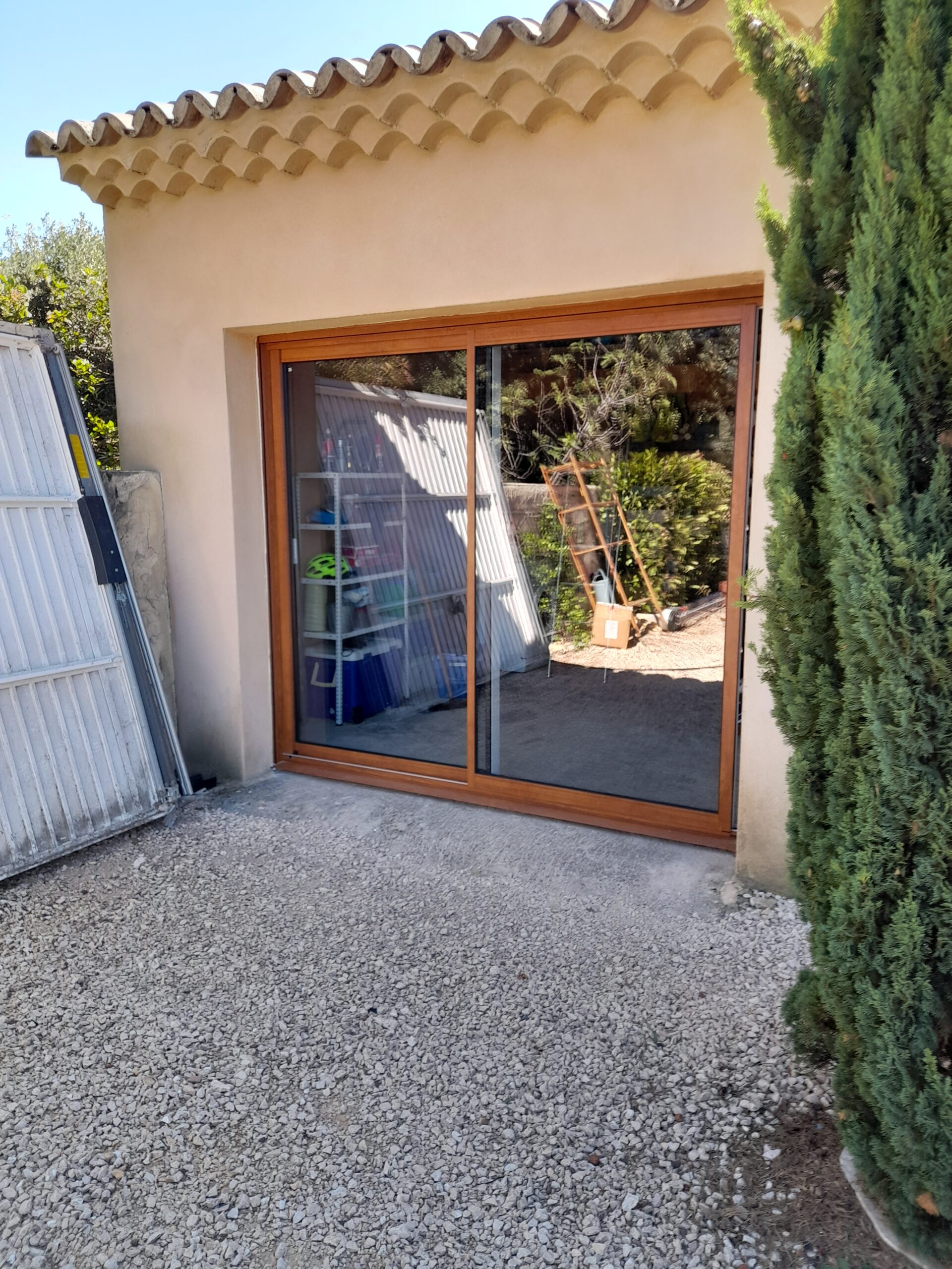 Porte coulissante en aluminium couleur bois à Connaux