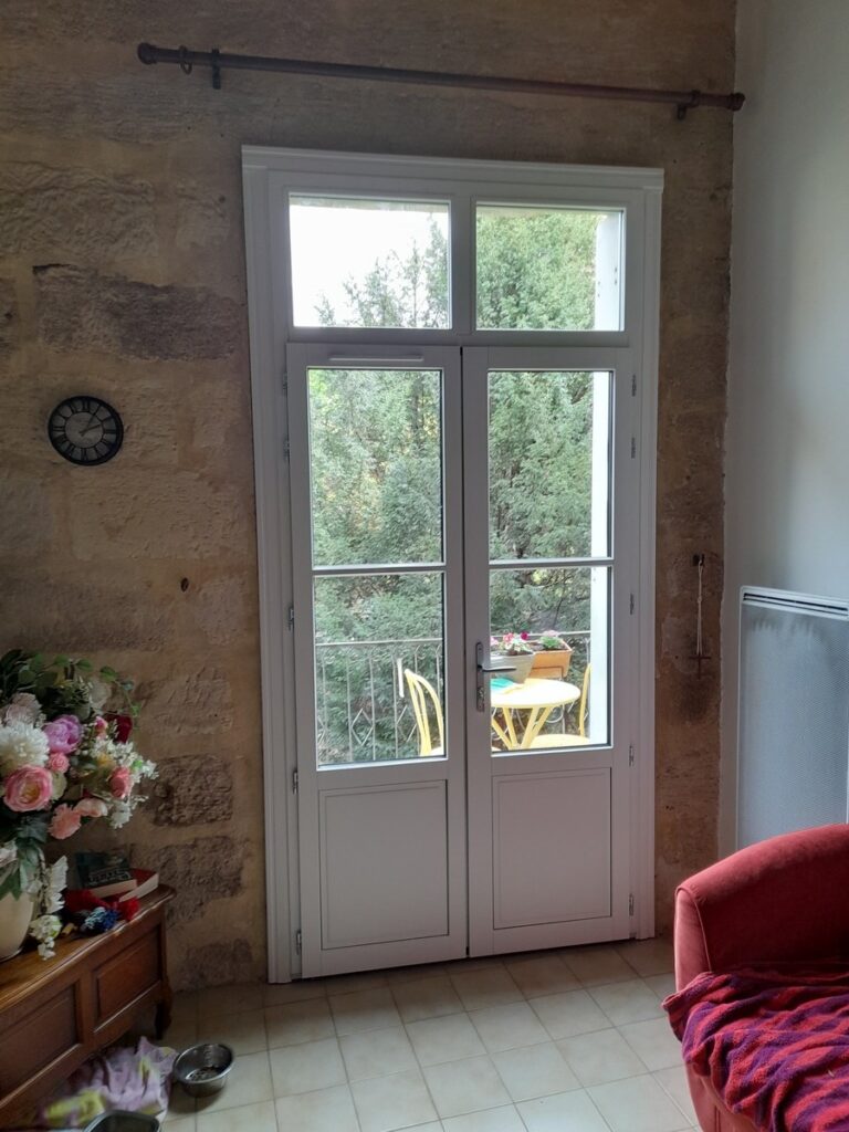 Porte-fenêtre bois laqué bicouleur blanc int et vert ext Uzès